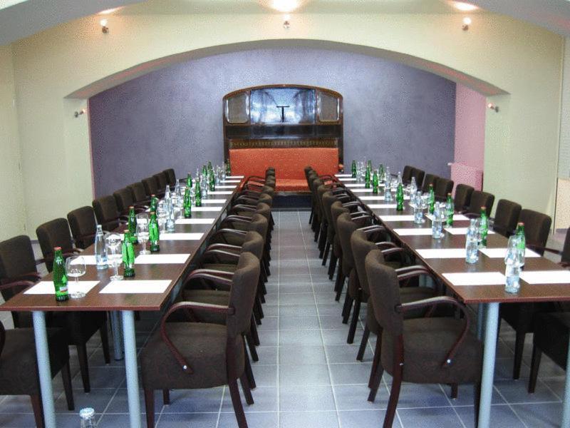 Hotel Okresni Dum Hradec Kralove Ngoại thất bức ảnh