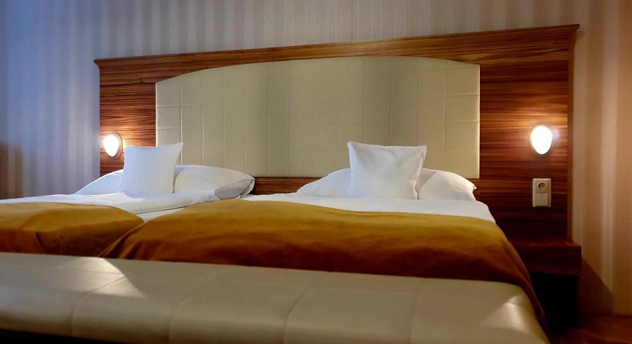 Hotel Okresni Dum Hradec Kralove Ngoại thất bức ảnh