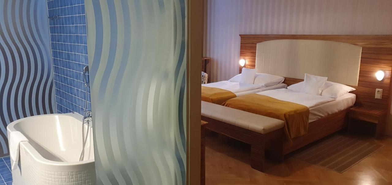 Hotel Okresni Dum Hradec Kralove Ngoại thất bức ảnh
