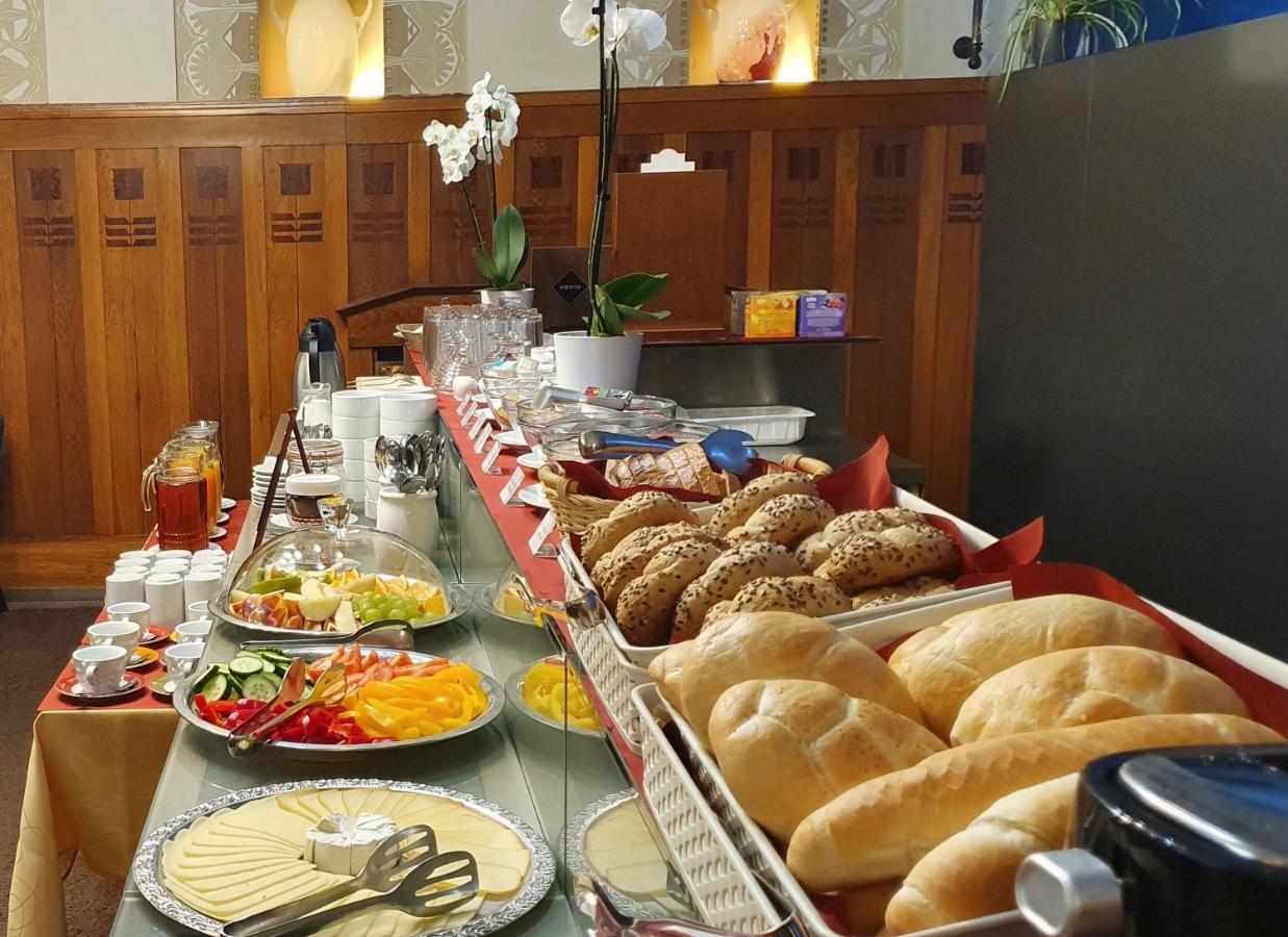 Hotel Okresni Dum Hradec Kralove Ngoại thất bức ảnh